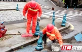 “城管蓝”守护节日“中国红”：护一路平整，守一城灯火