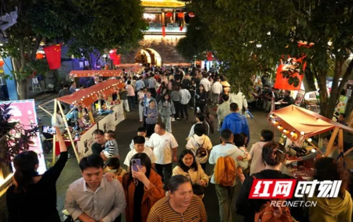 国庆逛乾州古城夜游苗市集 解锁湘西别样烟火