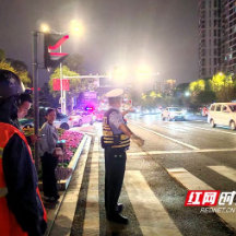 张家界交管一大队:全力护航“湘超”张家界队主场收官战