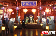 岳阳楼国庆上演“簪花郎”巡游 古风互动点亮夜游