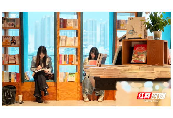 组图｜长沙秋雨放缓出游脚步 市民书店里“充电”过节