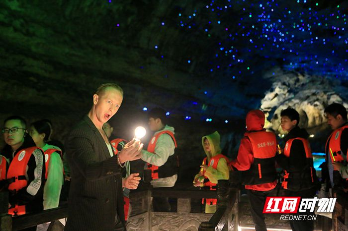 国庆游张家界｜黄龙洞景区雨中迎来国庆假期的首轮客流高峰