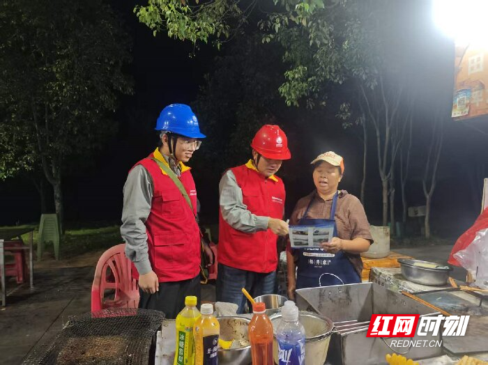 【04】【国庆我在岗】安仁县供电公司保电人员谢宗敏、刘磊在稻田公园香味烧烤摊进行安全用电检查 (3).jpg