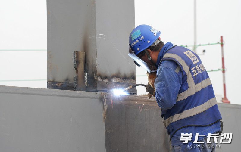 工作人员正在进行钢结构的焊接工作。