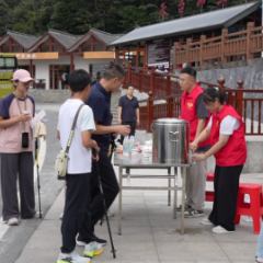 宜章莽山：景区“志愿红”  温暖“出行路”