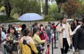 视频 | 长沙下雨不“收摊”：收伞入千年，开袋吃人间