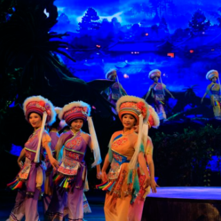 张家界《魅力湘西》吸引万余名中外游客观演