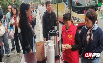 宜章县：国庆志愿暖莽山 温情服务护旅途