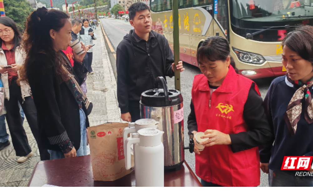 宜章县：国庆志愿暖莽山 温情服务护旅途