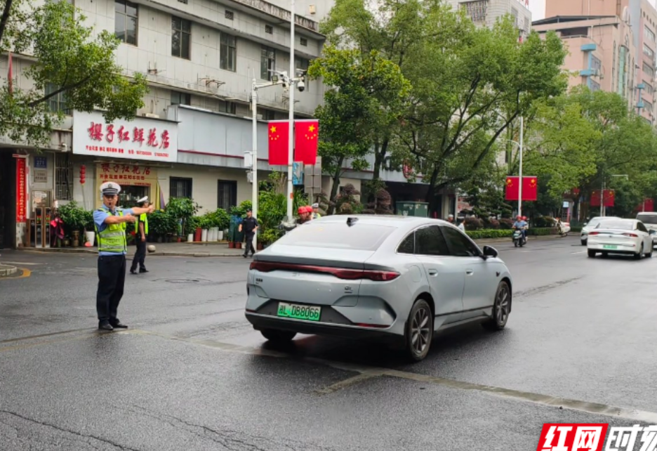永兴交警开启“护航模式” 全力保障国庆道路安全畅通