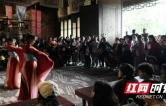 湘西龙山：非遗体验引客来 土家山寨国庆人气旺