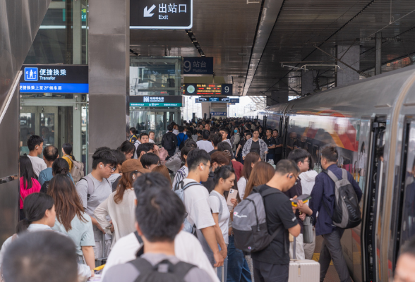 10月7日凌晨，广铁局计划加开长沙等方向夜间高铁401列