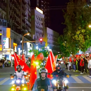 视频｜56辆机车插上红旗 雁峰街头机车巡游献礼祖国