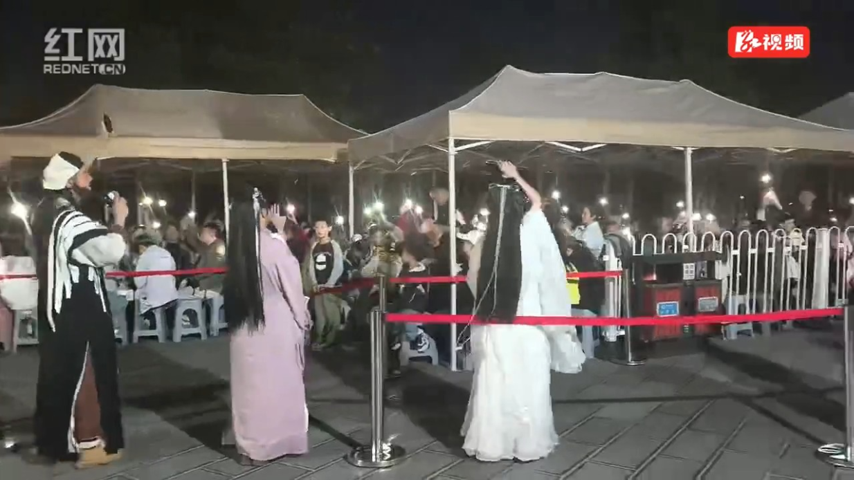 侠客伴歌声，峰林颂祖国！天子山索道上演山水里的家国合唱
