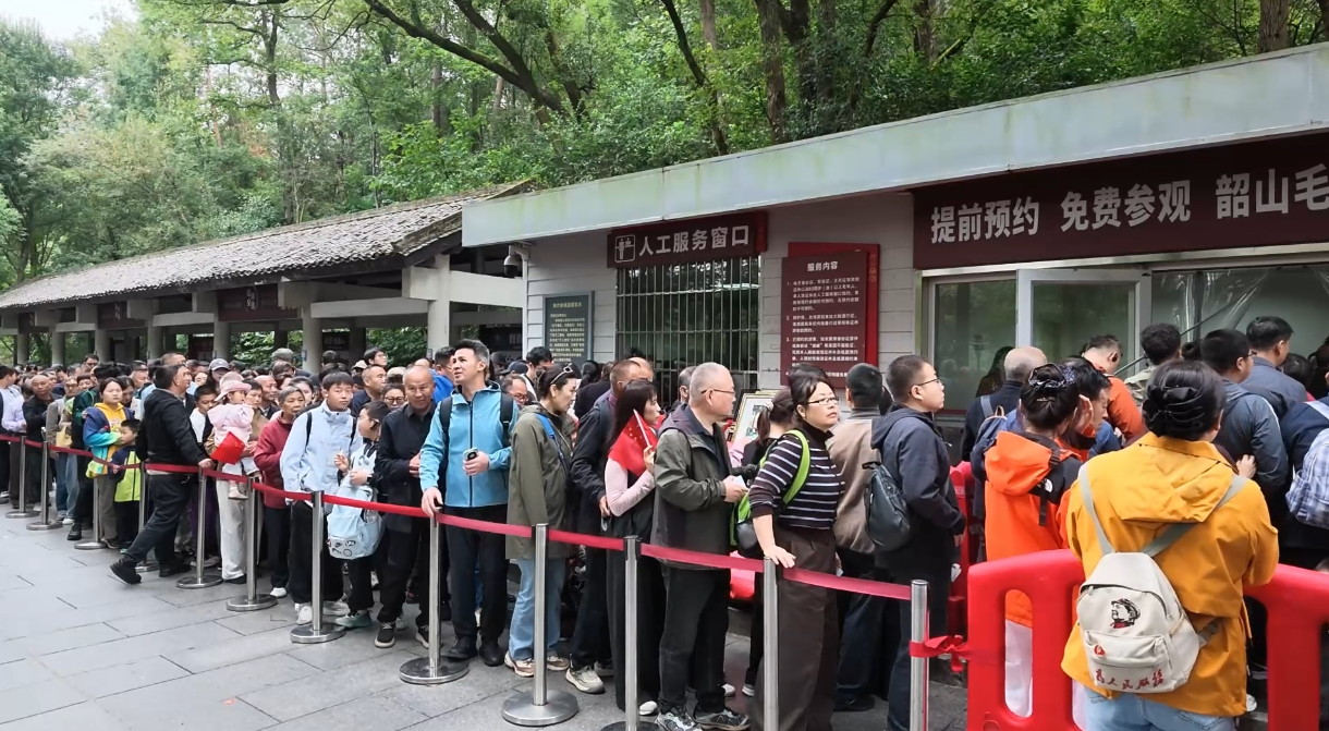 韶山：“雄关漫道——弘扬伟大长征精神主题展”国庆假期期间游人如织