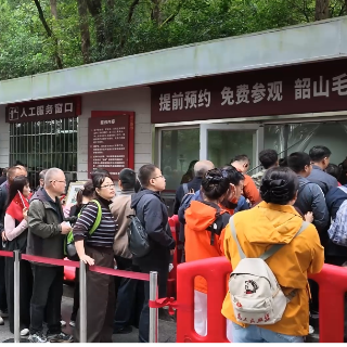 韶山:“雄关漫道——弘扬伟大长征精神主题展”国庆假期期间游人如织