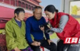 把天安门“搬”进村委大院！桃江县修山镇公益拍照圆老人家国心愿