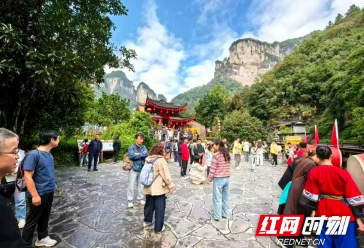 假日晴好近郊游火热 吉首市多彩民俗点亮假期尾声