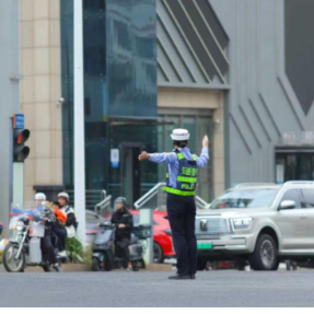 衡阳公安交管全程在线守护国庆路畅人安