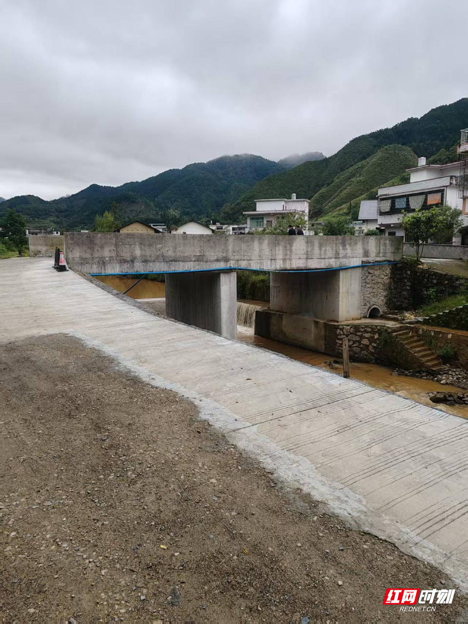 焕然一新的源远新桥，四都镇东水村村委供图.png