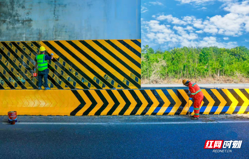 赛前,岳阳高速对辖区高速公路路面设施进行翻新美化.jpg