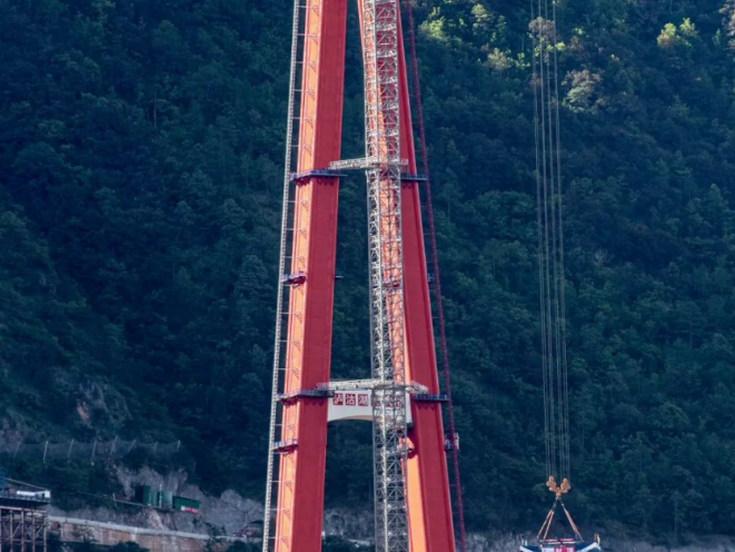 中联重科塔机助力世界最大跨径山区悬索桥主塔封顶