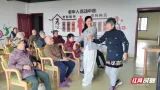 过银凤和她的100多位“家人”