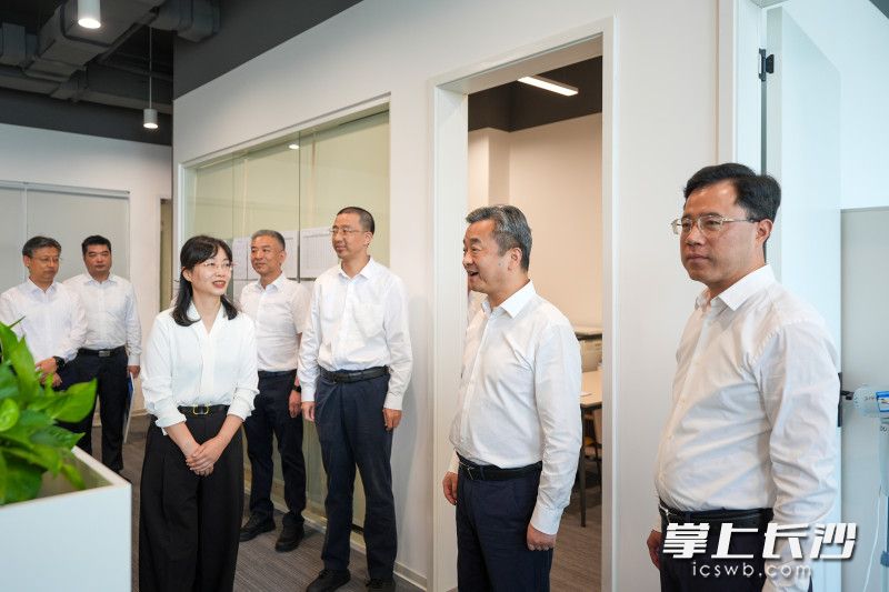 调研中,陈竞看望慰问团队成员。 均为长沙晚报全媒体记者 郭雨滴 摄