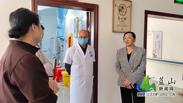 邓群调研医院及乡镇卫生院医疗服务能力提升并召开座谈会.jpg