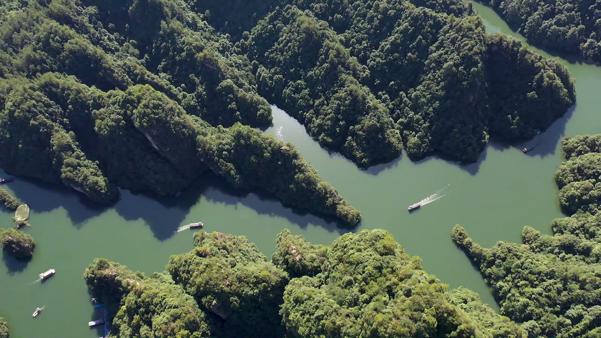 错峰出游正当时 宝峰湖奇峰秀水待客来