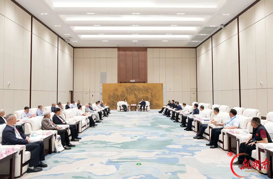 毛伟明与第十八届全国矿床会议嘉宾代表座谈