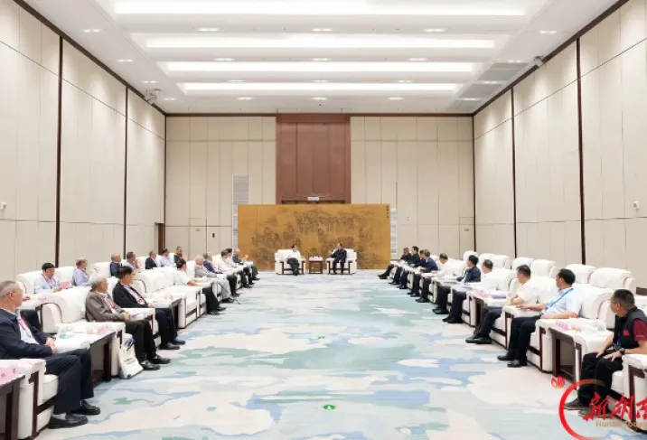 毛伟明与第十八届全国矿床会议嘉宾代表座谈