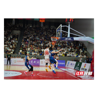 四分钟四记三分 “岳BA”揭幕战岳阳楼区队82:63胜湘阴县队