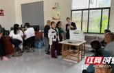 花垣县民政局工作队联合湘西长行为驻点村群众上门办理第三代社保卡