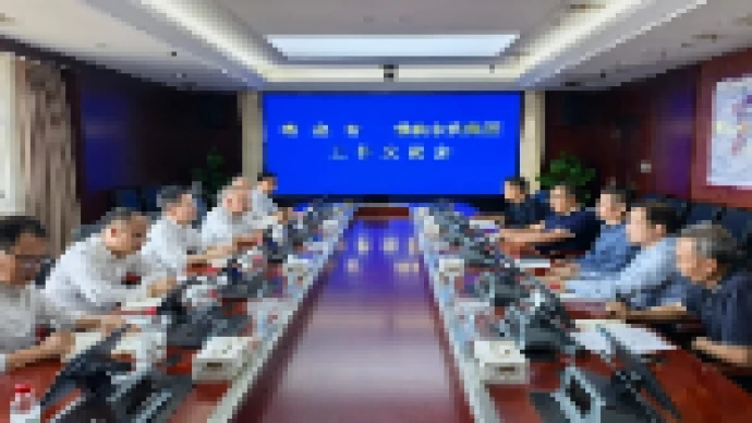 何朝晖赴省港航水利集团、海利集团对接工作