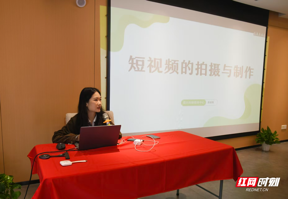 2.资兴市融媒体中心老师讲课.jpg