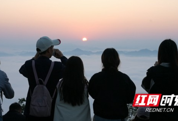 保靖县天堂坡：云海翻涌伴日出 云端美景引客来