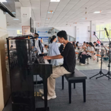 永州四中:食堂飘琴音 餐桌传红韵