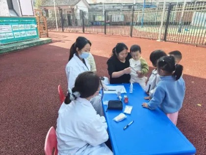 武陵源区天子山街道：做实签约守护健康 家庭医生服务“五进”活动走进校园