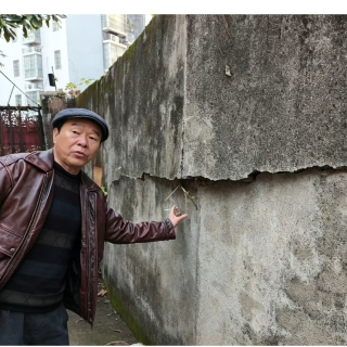 一声“哨响” 危墙除险——雁峰街道雁南归社区高效处置倾斜围墙隐患