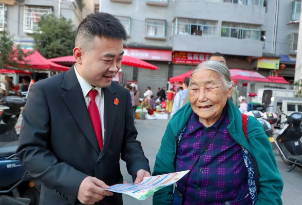 养老防诈集市送法 长者食堂法治加餐——古丈法院开展防范养老诈骗宣传活动