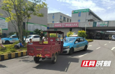 湘西吉首：出租车与三轮车相撞  双方均违法被查处