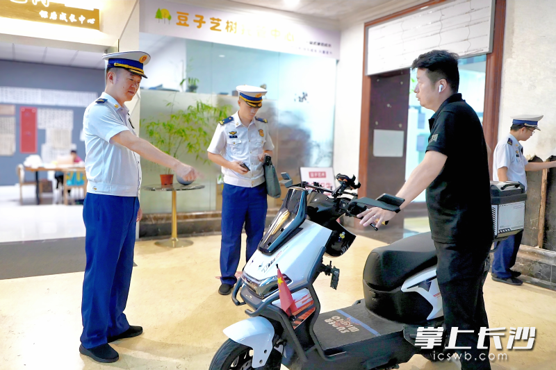 图为消防部门正在夜查。 长沙晚报通讯员 寻艳 摄