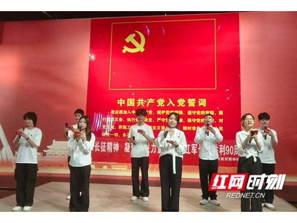 诵红色献词 忆峥嵘岁月 益阳医专学子走进长征木雕馆