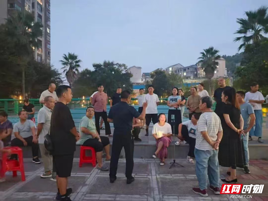 桑植县住建局:庭院夜话错峰下沉 微小区折射大治理
