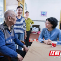 程蓓在重阳节前夕看望慰问老年人向全市老年人致以节日问候