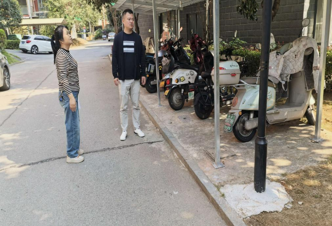 新建电动车停车棚 解决居民“停车难” 白鹤社区麓山里小区暖心惠民建设获点赞