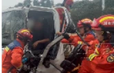视频 | 货车撞变形 司机被困 “消防橙”冲进雨里撑开生的缝隙