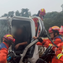 视频 | 货车撞变形 司机被困 “消防橙”冲进雨里撑开生的缝隙