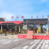 G4京港澳岳长扩容半幅封闭施工首日,岳阳高速织密分流防护网